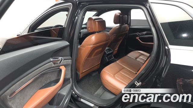 Audi e-tron 2020 — photo 16