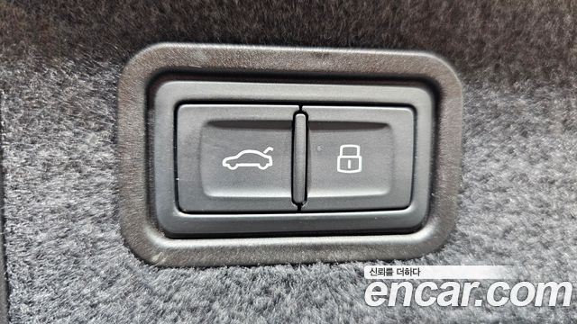 Audi A8 2023 — photo 18