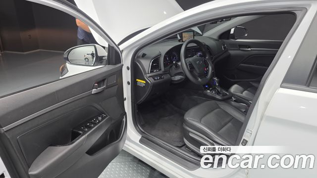 Hyundai AVANTE 2017 — photo 13