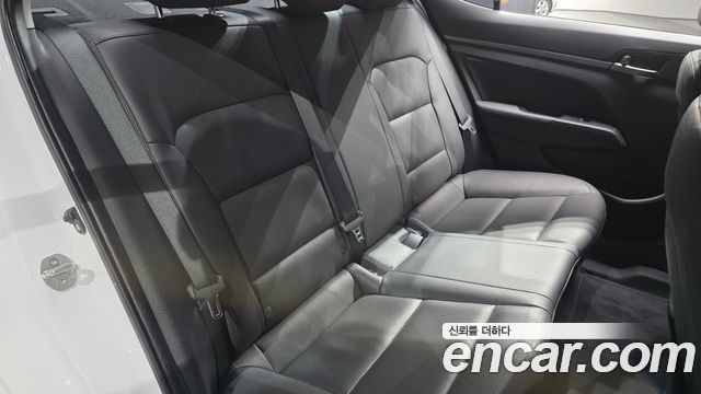 Hyundai AVANTE 2017 — photo 17