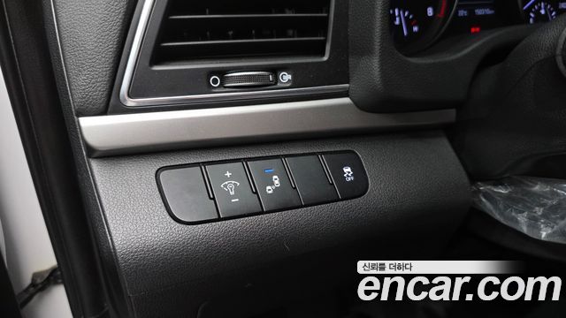 Hyundai AVANTE 2017 — photo 22