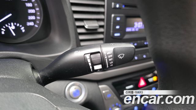 Hyundai AVANTE 2017 — photo 23