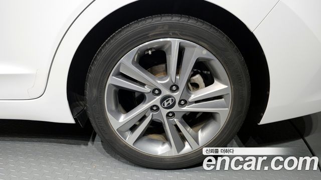 Hyundai AVANTE 2017 — photo 7