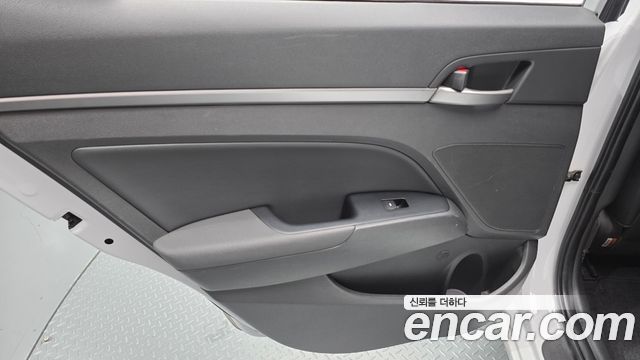 Hyundai AVANTE 2017 — photo 15