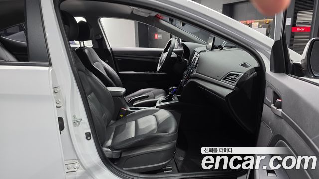 Hyundai AVANTE 2017 — photo 16