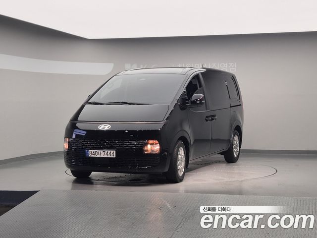 Hyundai Staria 2025 — photo 1
