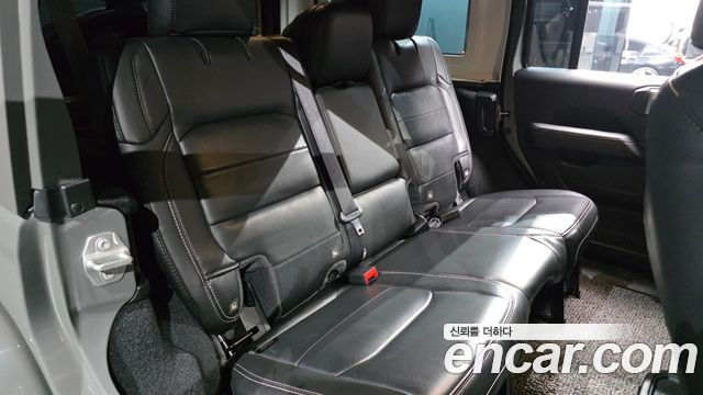 Jeep Wrangler 2023 — photo 17