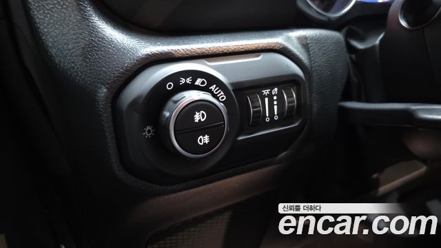 Jeep Wrangler 2023 — photo 22