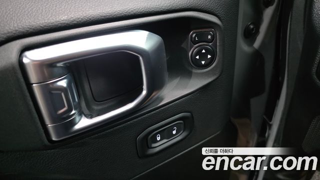 Jeep Wrangler 2023 — photo 24