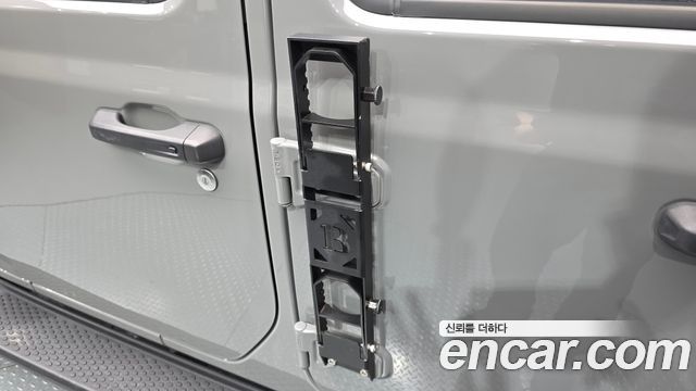 Jeep Wrangler 2023 — photo 28