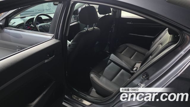 Hyundai AVANTE 2018 — photo 11