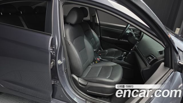 Hyundai AVANTE 2018 — photo 12