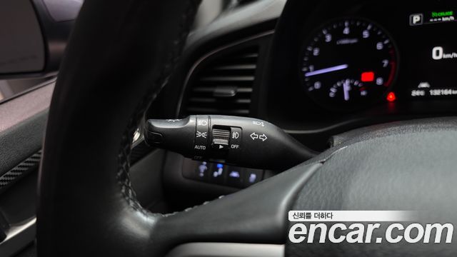 Hyundai AVANTE 2018 — photo 16