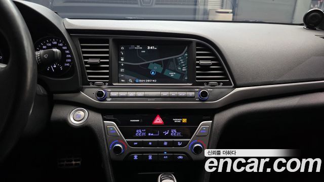 Hyundai AVANTE 2018 — photo 17