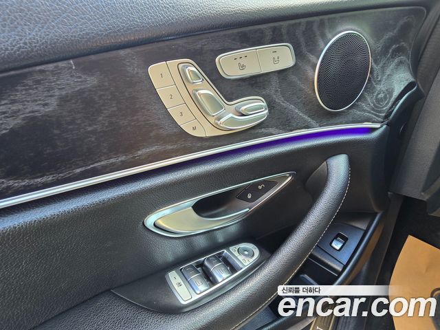 Mercedes-Benz E-Class 2019 — photo 12