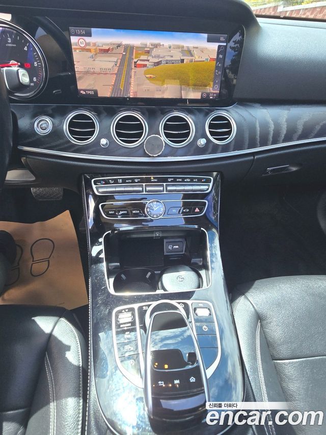 Mercedes-Benz E-Class 2019 — photo 15