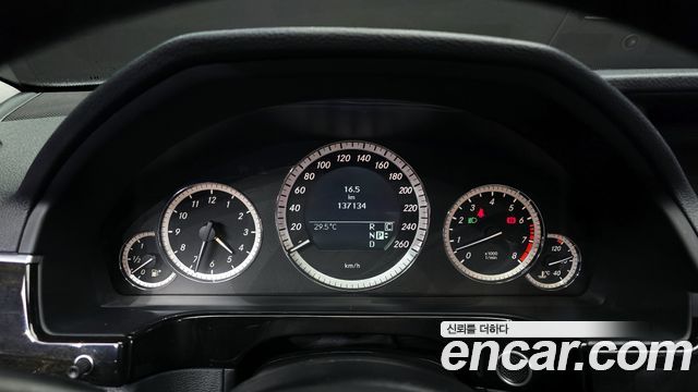 Mercedes-Benz E-Class 2010 — photo 8