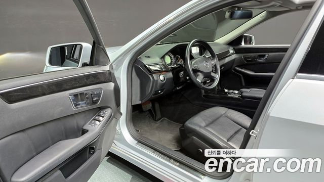 Mercedes-Benz E-Class 2010 — photo 10