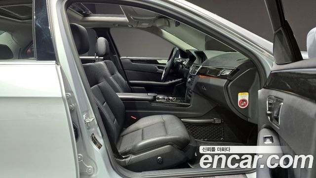 Mercedes-Benz E-Class 2010 — photo 11