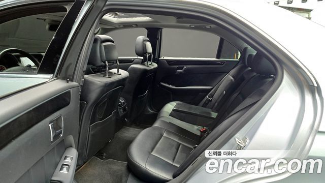 Mercedes-Benz E-Class 2010 — photo 12