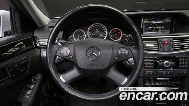 Mercedes-Benz E-Class 2010 — photo 13