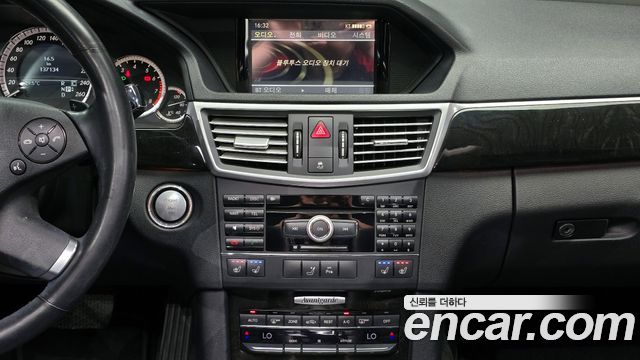 Mercedes-Benz E-Class 2010 — photo 17