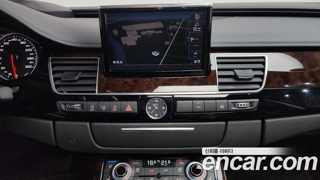 Audi A8 2015 — photo 14