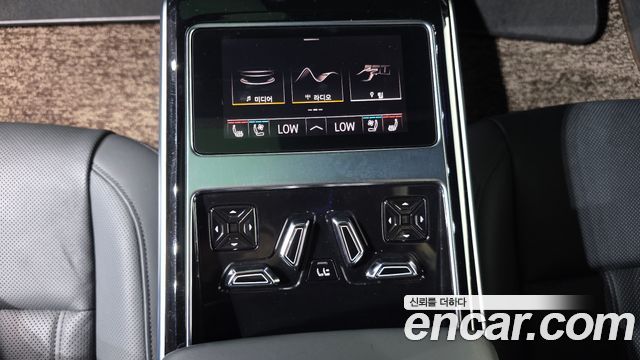 Audi A8 2021 — photo 17