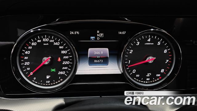 Mercedes-Benz E-Class 2018 — photo 11