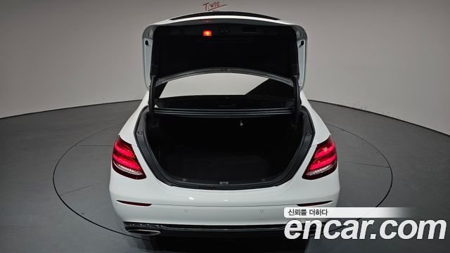 Mercedes-Benz E-Class 2018 — photo 26