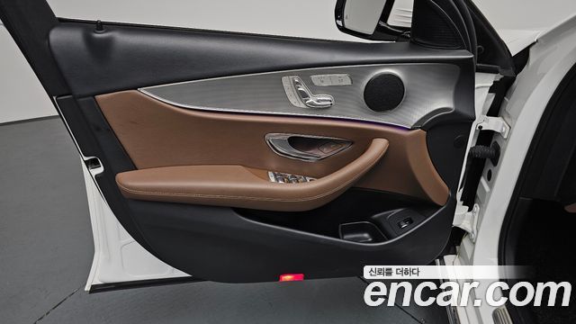 Mercedes-Benz E-Class 2018 — photo 14