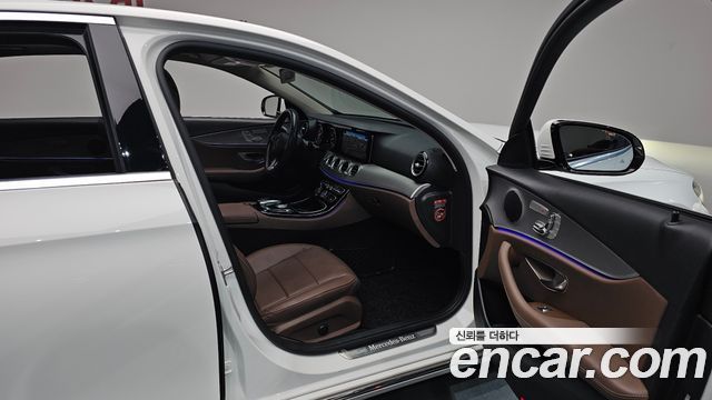 Mercedes-Benz E-Class 2018 — photo 16