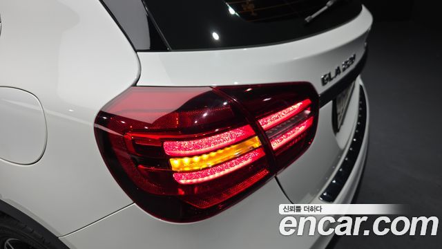 Mercedes-Benz GLA-Class 2018 — photo 9