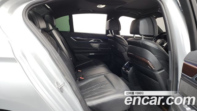 BMW 7-Series 2016 — photo 11