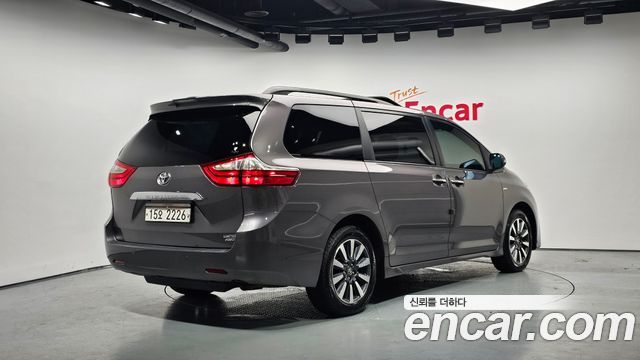 Toyota Sienna 2018 — photo 2