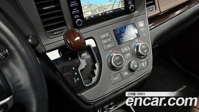 Toyota Sienna 2018 — photo 12