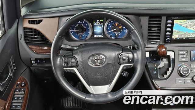 Toyota Sienna 2018 — photo 19