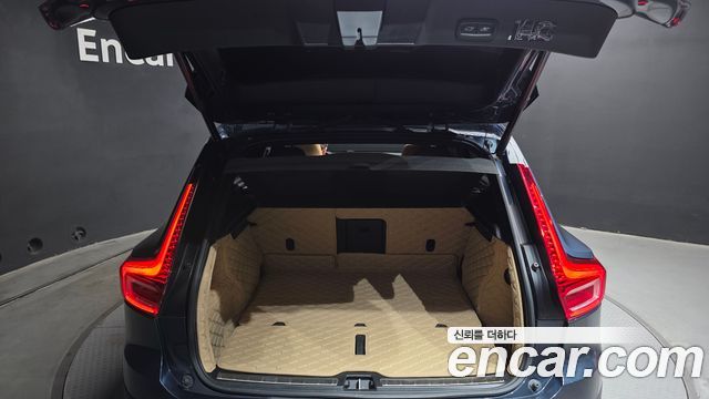 Volvo XC40 2022 — photo 28