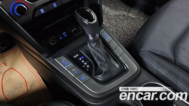 Hyundai AVANTE 2016 — photo 12