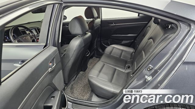 Hyundai AVANTE 2016 — photo 17