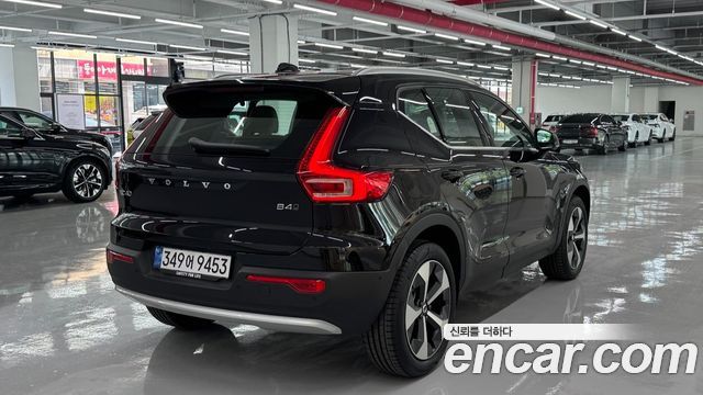 Volvo XC40 2025 — photo 2