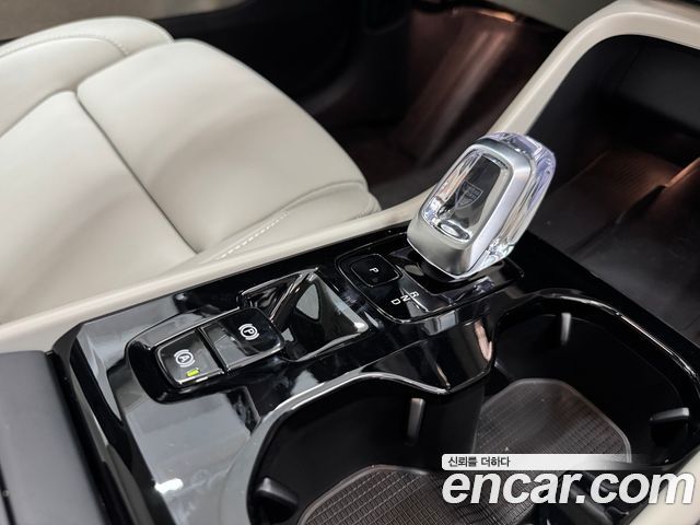 Volvo XC40 2025 — photo 9