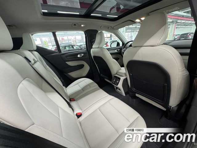 Volvo XC40 2025 — photo 11