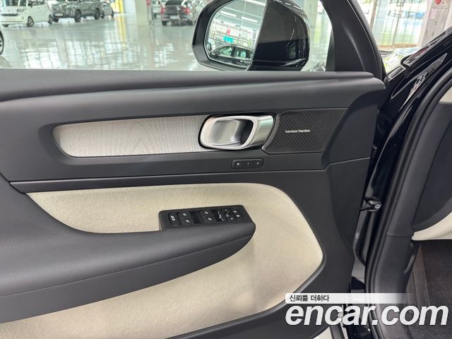 Volvo XC40 2025 — photo 12