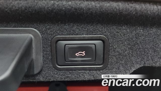 Audi A8 2013 — photo 17