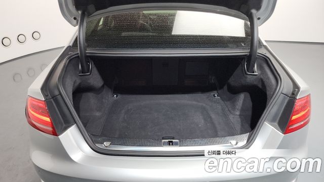 Audi A8 2013 — photo 18