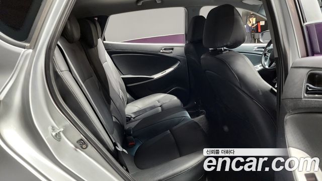 Hyundai Accent 2011 — photo 11