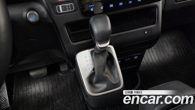 Hyundai Staria 2025 — photo 12