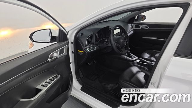 Hyundai AVANTE 2017 — photo 10