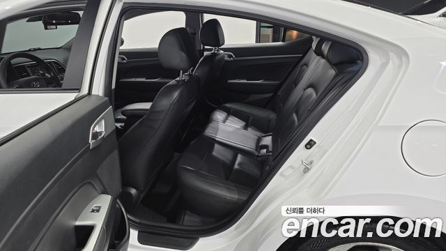 Hyundai AVANTE 2017 — photo 11